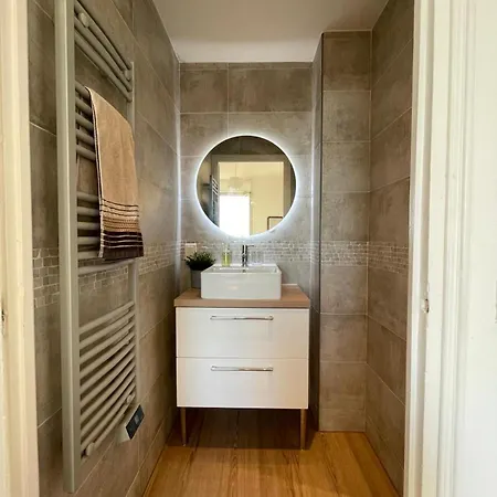 Situé Au Centre De Menton