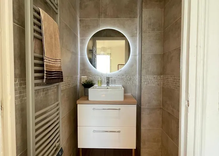 Situe Au Centre De مينتون