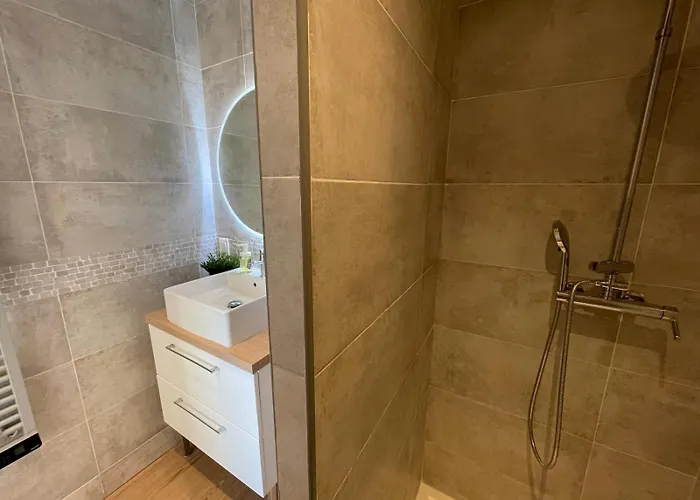 Apartment Situe Au Centre De Menton